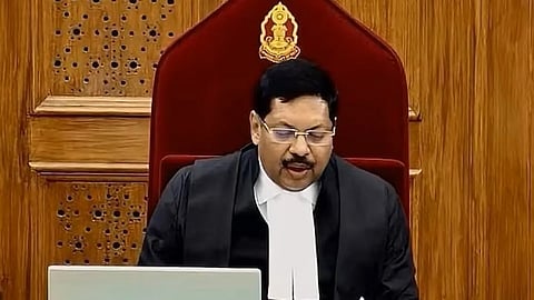 ചീഫ് ജസ്റ്റിനു നേരെ ഷൂസ് എറിയാൻ അഭിഭാഷകന്‍റെ ശ്രമം | Lawyer tries to hurls shoes at CJI Gavai in SC