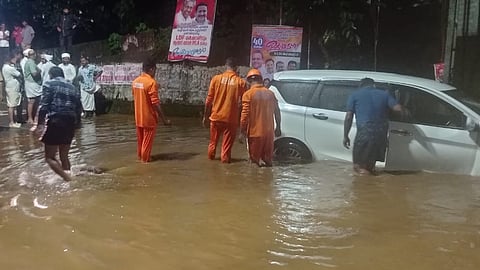 River overflowed its banks; Fire Force rescues car passengers caught in the current