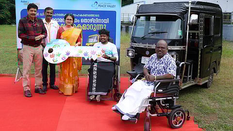 അനീഷിന് പുതു ജീവിതത്തിലേക്കുള്ള യാത്രക്ക്‌ ഓട്ടോ റിക്ഷയുമായി ആസ്റ്ററും പീസ് വാലിയും