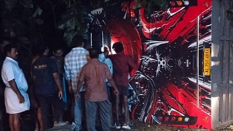 tourist bus accident in kottayam 1 died many injured