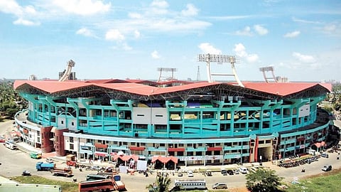 സ്റ്റേഡിയത്തിന്‍റെ നിറം മാറ്റി; 66 ലക്ഷം വെള്ളത്തിലായി! Kochi stadium color change warranty lapse