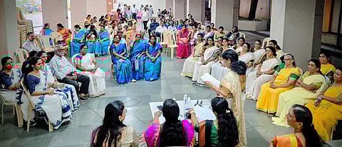 Study class to get to know the Guru of the Mandira Samiti