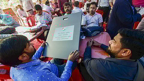 ബിഹാർ പോളിങ് ബൂത്തിൽ | Bihar election polling 1st phase