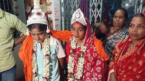  2 young women defy norms to marry in Sundarbans temple
