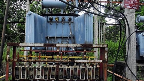 7 ട്രാൻസ്ഫോറുമറുകളുടെ ഫ്യൂസ് ഊരിയ യുവാവ് പിടിയിൽ | Man removes 7 transformer fuses