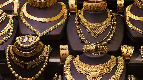 Gold price rises by Rs 2360 per piece to Rs 1,21,120