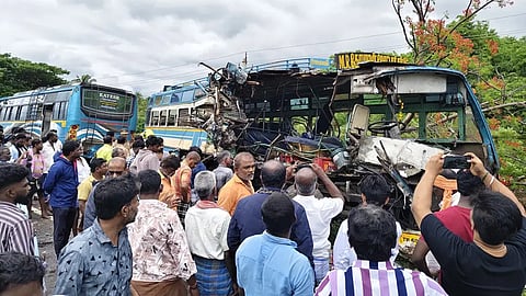 സ്വകാര്യബസുകൾ കൂട്ടിയിടിച്ച് 6   മരണം