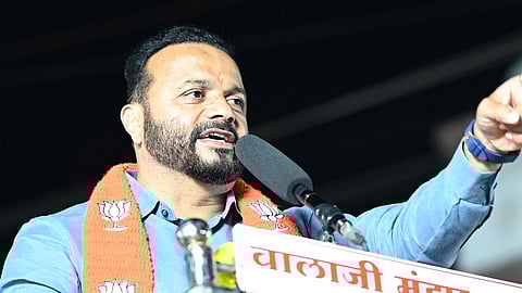 even husbands dont give 100 rupees, be loyal to state government says maharashtra minister