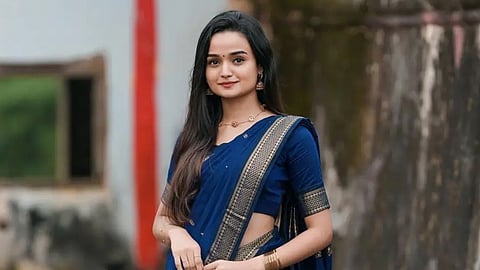 meenakshi reveals love to sfi leader