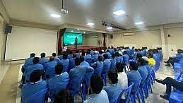 റോഡ് സുരക്ഷയുമായി ബന്ധപ്പെട്ട് ദുബായിലെ സ്കൂൾ ബസ് ഡ്രൈവർമാർക്ക് ദുബായ് പൊലീസ് പരിശീലനം നൽകി