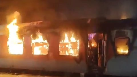 tata nagar eranakulam express train fire one dead visakhapatnam