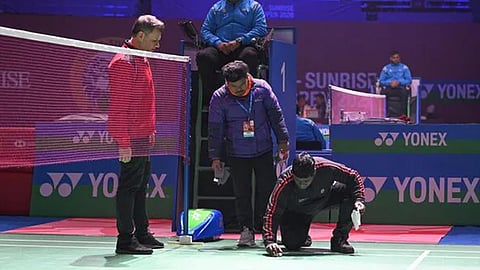 bird poop in indoor stadium match halted