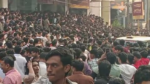 Shoe for One rupee, crowd in manamchira, 