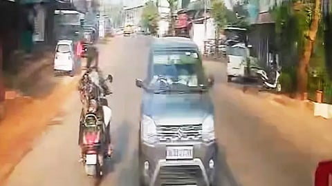 Car and bus collide in Kondotti; Three people die tragically