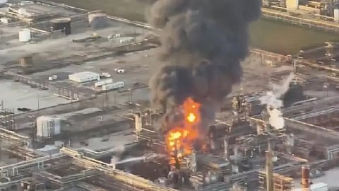 Massive explosion at Texas refinery