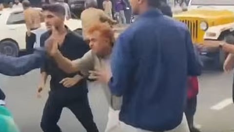 Girl wants to go with boyfriend; gang fights in front of court