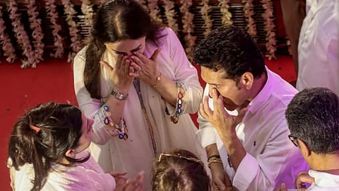 sachin tendulkar and wife anjali break down as they pay last respect to asha bhosle