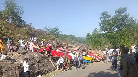 many died and injured as bus falls into gorge in jammu and kahs
