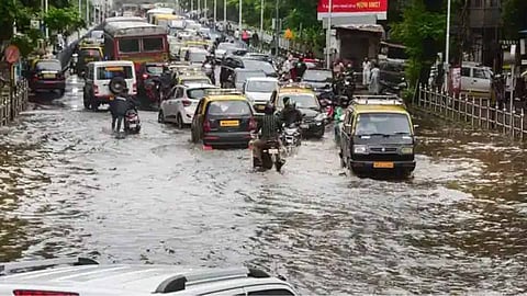 Heavy unseasonal rains lash Mumbai and satellite cities