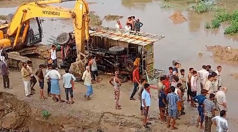 5 killed, many injured as truck falls into river in MP