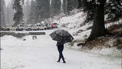 Snowfall and Rains in J-K: National Highways Closed, Tourist Destinations Covered in Snow - Latest Updates