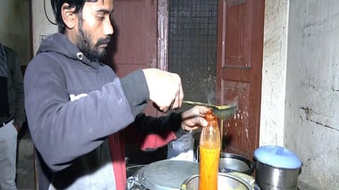 Hot Khichdi being filled in cylindrical bottles for labourers trapped in Silkyara tunnel