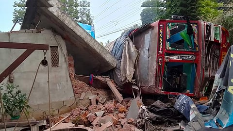 Lorry crashes into house in Pandalam, Kerala