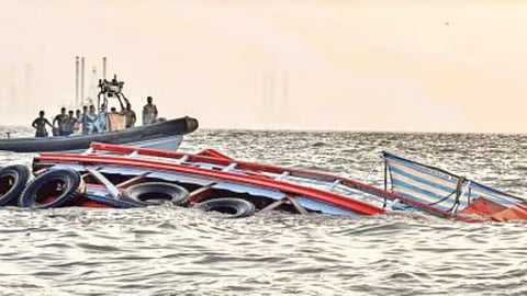 Boat capsizes in Busira river, Congo