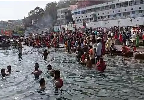 Lakhs take holy dip in rivers across MP on Mauni Amavasya