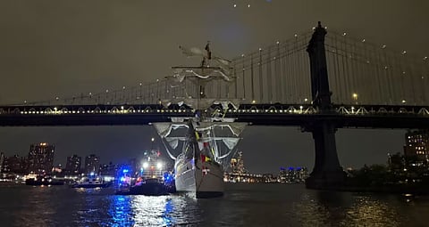 Mexican navy training vessel hits New York's Brooklyn Bridge