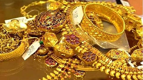 Ninety sovereigns of gold, Rs one lakh stolen in Kerala