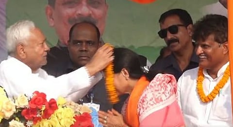 Nitish Kumar garlands female candidate at Bihar poll rally