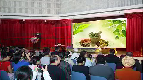 Chinese traditional medicine enthusiasts attend the seminar