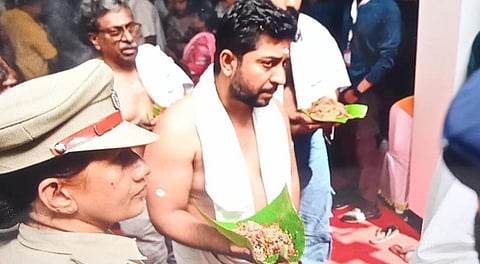 Vineeth Sreenivasan and Dhyan Sreenivasan perform the final rites of Sreenivasan in Kandanad, Kochi.