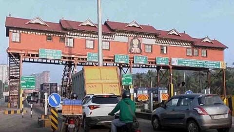 Congress workers oppose toll collection at Pantheerankavu