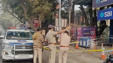 Hyderabad police are investigating a looting incident at an SBI ATM site.