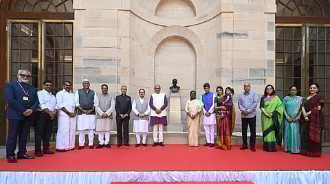 Prez unveils bust of first Indian Governor General at Rashtrapati Bhavan 