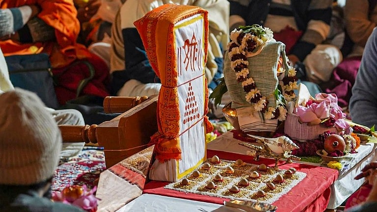 New Idol of Lord Ram Placed in Ayodhya's Ram Janmabhoomi Temple | Pran ...
