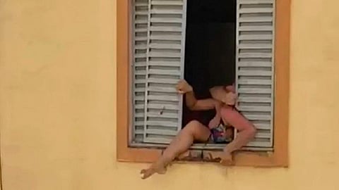 Durante la pelea, en un momento de desesperación, la mujer intentó tirarse por la ventana