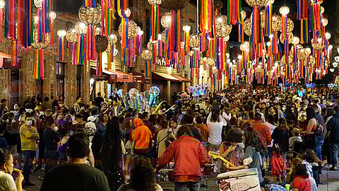 En Noche de Muertos, el centro de la ciudad se vio abarrotado de turistas 