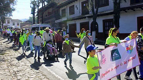 Participaron los niños del CREEI, sus familiares, funcionarios del Ayuntamiento, el  CROSS TNT,  miembros del equipo de futbol Furia Azul, el DIF Municipal y personas de la sociedad 