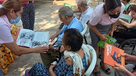 Llevan actividades bibliotecarias a Casa del Adulto Mayor