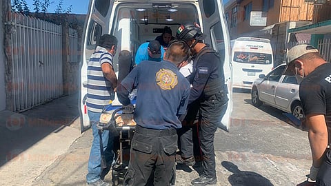 Presentó una herida por impacto de arma de fuego en tórax del lado izquierdo con salida en la espalda