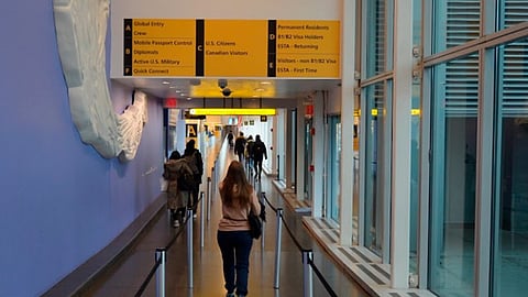 En caso viaje, recomiendan tener esquema completo de vacunación