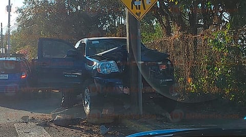 Camioneta se impacta contra poste, en Morelia
