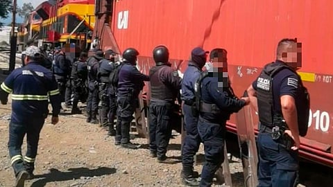 Resguardan el sitio para permitir el libre tránsito de las mercancías que transporta el tren, así como de el flujo vehicular de la zona