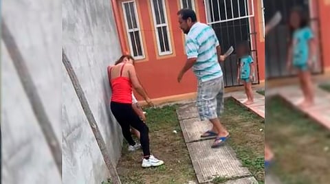 La agresión se derivó luego de que los hijos del hombre rompieron un vidrio de la casa de las mujeres