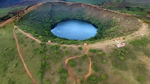 Está a más o menos 1 horas 20 minutos de Morelia 
