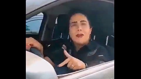 Sale Lady FGR; choca contra vendedor en triciclo y se hace la víctima 