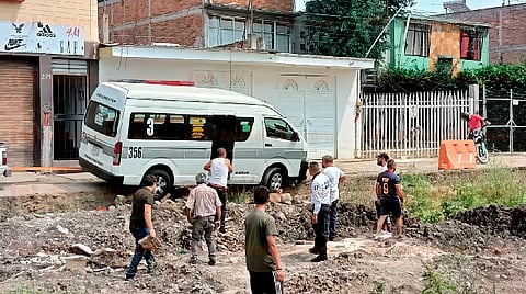 “Cómo se les ocurre, están viendo que no hay manera de pasar aquí", dijo una de las vecinas
